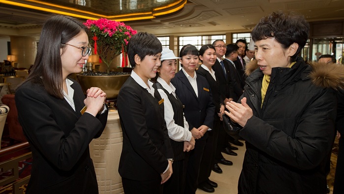 在慰问中,高董事长详细询问了国贸设备设施运行和节能减排情况