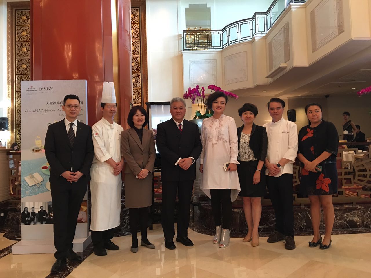 北京中国大饭店与意大利首屈一指的纯手工制作顶级珠宝品牌DAMIANI(玳美雅)共同携手创作DAMIANI 玳美雅蝴蝶系列精品下午茶宴。自2016年5月5日起至7月31日期间,宾客可以在酒店大堂酒廊尽情享受这款美味与艺术完美结合的下午茶宴。 受璀璨珠宝启发,中国大饭店饼房厨师长吴迪独具匠心设计出蝴蝶系列下午茶宴,使得精致美馔与奢华珠宝迸发出绚烂华丽的火花。精致小巧的翻糖钻戒、栩栩如生的巧克力奢侈手包与高跟鞋、以及精心雕刻出的镂空巧克力造型蝴蝶等细节处处与DAMIANI(玳美雅)蝴蝶系列珠宝相互辉映,